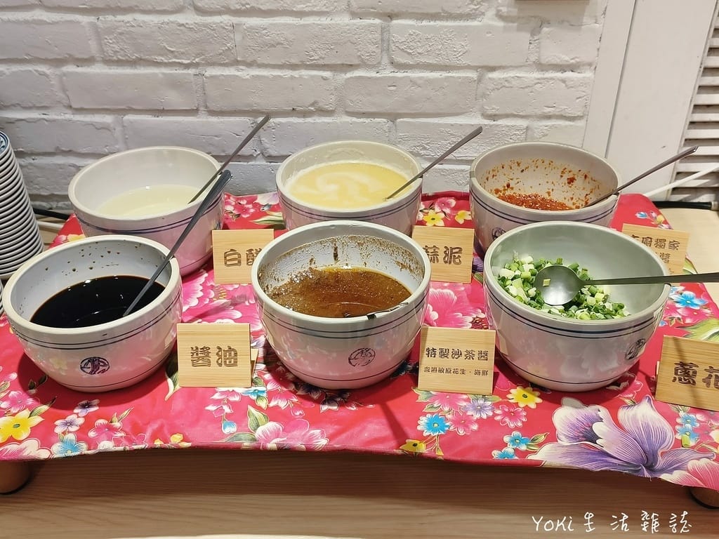 台中西區|丹閎鍋宵夜火鍋店、口碑必點蒜爆蛤蠣去骨嫩雞腿鍋~ - 第12張圖 台中火鍋店 丹閎鍋醬料