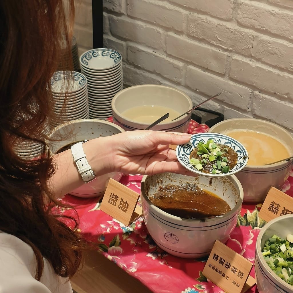 台中西區|丹閎鍋宵夜火鍋店、口碑必點蒜爆蛤蠣去骨嫩雞腿鍋~ - 第13張圖 台中火鍋店 丹閎鍋醬料