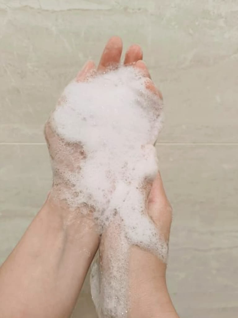 居家質感香氛推薦｜PRIJA 沛嘉活力人蔘髮膚沐浴洗髮露、木質檀香室內擴香、木質檀香蠟燭